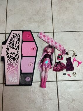 Monster High G3 Fearidescent Draculaura Skulltimate Secrets